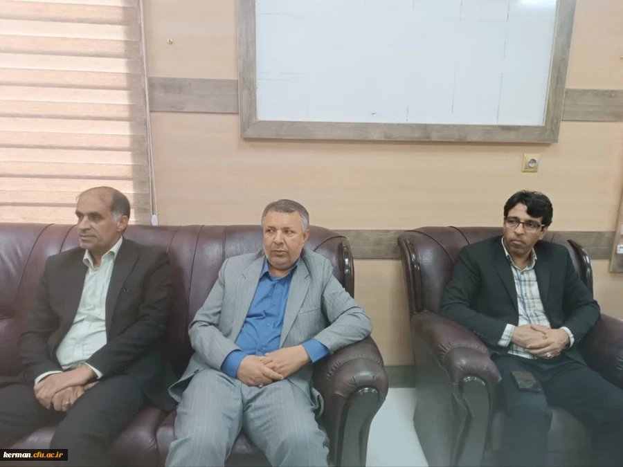 بر همکاری مسئولین شهرستان در ایجاد فضایی مناسب برای دانشگاه تاکید شد. 3