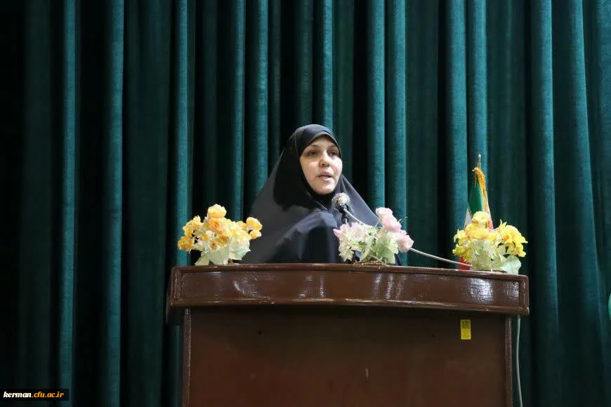 خانم دکتر حافظی خطاب به دانش آموختگی دانشجومعلمان پردیس شهید باهنر ورودی۱۳۹۹:
 در برخورد با دانش آموزان تاسی از رفتار ومنش پیامبر و حضرات معصومین سرلوحه کارتان باشد. 2