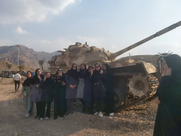 بازدید دانشجومعلمان دانشگاه فرهنگیان مرکزرفسنجان ازموزه دفاع مقدس کرمان 2