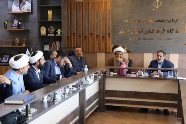 قدرت اصلی جمهوری اسلامی وحدت مردم  است. 7