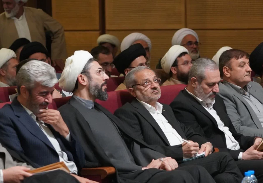 سخنرانی حجت الاسلام والمسلمین ابوذر عرب مسئول دفتر نهاد رهبری دانشگاه فرهنگیان استان کرمان به نمایندگی از مسئولان دفاتر نهادهای کشور در اجلاسیه مشهد مقدس با حضور دکتر کاظمی وزیر آموزش و پرورش ، دکتر برزویی ریاست دانشگاه فرهنگیان کشور و دکتر رستمی نماینده 