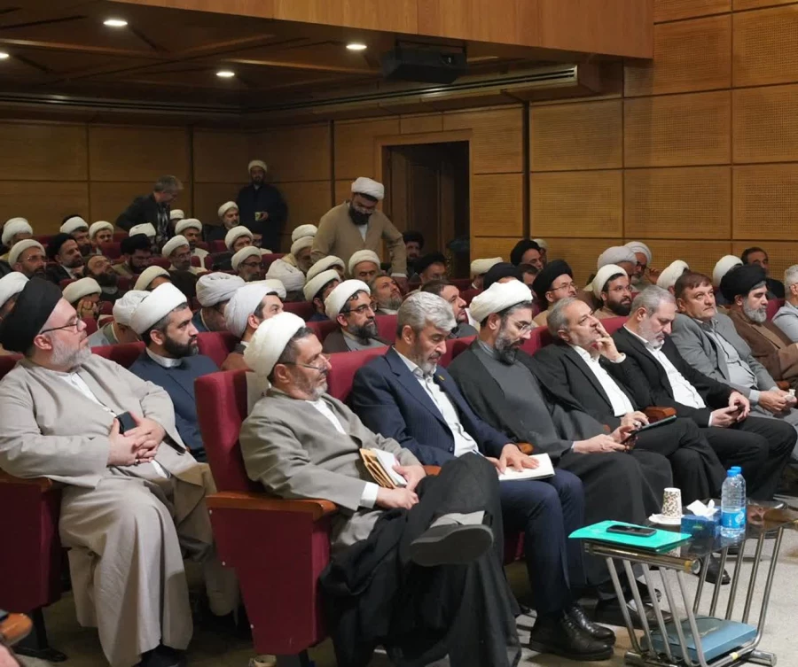 سخنرانی حجت الاسلام والمسلمین ابوذر عرب مسئول دفتر نهاد رهبری دانشگاه فرهنگیان استان کرمان به نمایندگی از مسئولان دفاتر نهادهای کشور در اجلاسیه مشهد مقدس با حضور دکتر کاظمی وزیر آموزش و پرورش ، دکتر برزویی ریاست دانشگاه فرهنگیان کشور و دکتر رستمی نماینده 