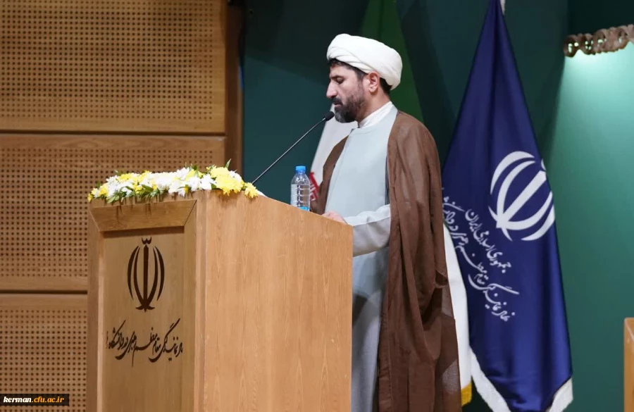 سخنرانی حجت الاسلام والمسلمین ابوذر عرب مسئول دفتر نهاد رهبری دانشگاه فرهنگیان استان کرمان به نمایندگی از مسئولان دفاتر نهادهای کشور در اجلاسیه مشهد مقدس با حضور دکتر کاظمی وزیر آموزش و پرورش ، دکتر برزویی ریاست دانشگاه فرهنگیان کشور و دکتر رستمی نماینده 