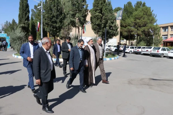 مدرسه و معلم دو رکن مهم تحول در نظام آموزش و پرورش هستند. 4