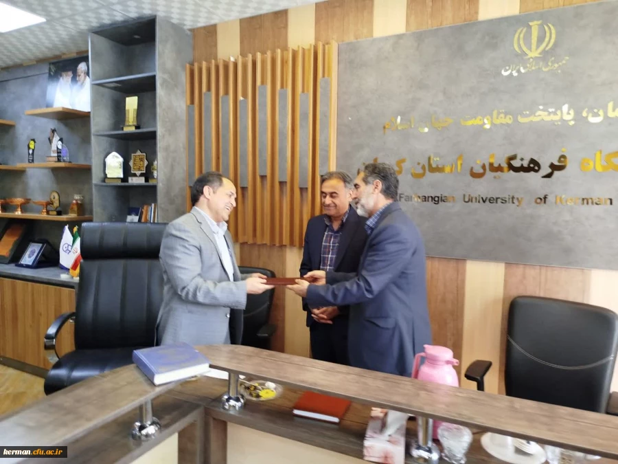 تجلیل از دکتر حسین صیفوری مدیرسابق   آموزشی و تحصیلات تکمیلی پردیس خواجه نصیر الدین طوسی دانشگاه فرهنگیان کرمان 2