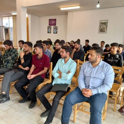 برنامه "گعده امین" با حضور دانشجویان دانشگاه فرهنگیان کرمان در کتابخانه عمومی مروه برگزار شد. 3