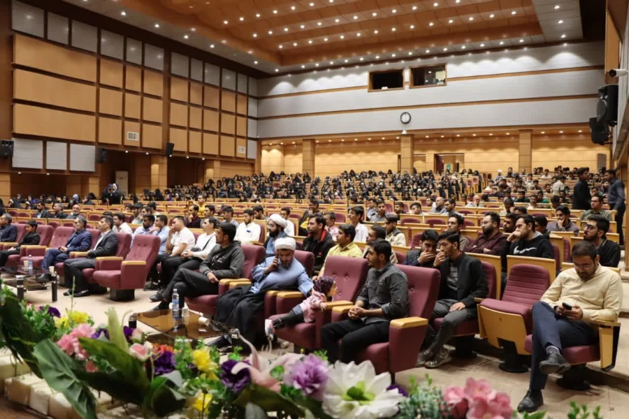 قرآن کتاب زندگی و برنامه هدایت انسان ها است. 2