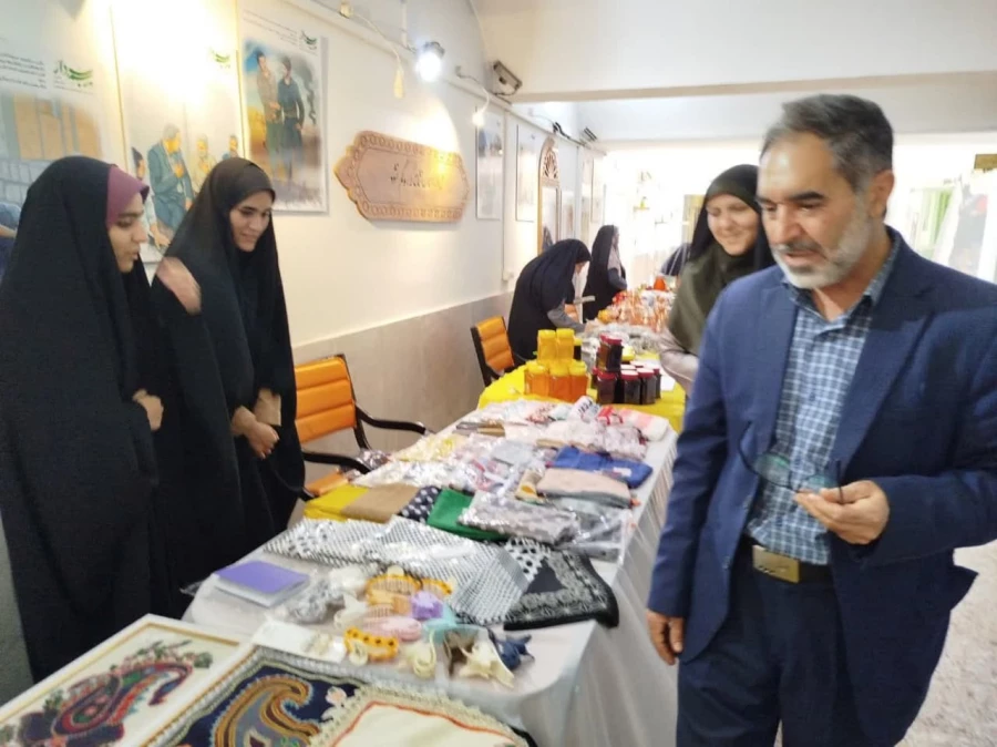 برپایی بازارچه خیریه فرهنگ مقاومت در پردیس شهید باهنر دانشگاه فرهنگیان کرمان 6