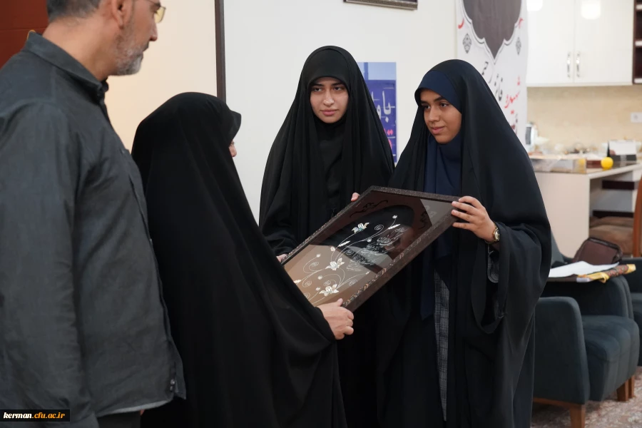 دیدار اعضای بسیج دانشجویی دانشگاه فرهنگیان استان کرمان با خانواده شهیده دانشجومعلم فائزه رحیمی 7