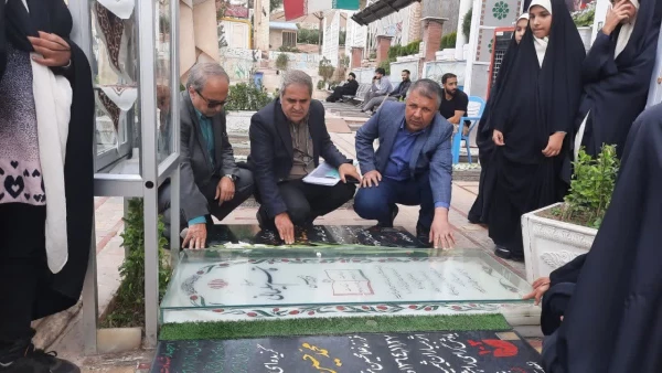 ادای احترام رئیس کانون های بسیج اساتید دانشگاه های فرهنگیان کشور به مقام سپهبد شهید سلیمانی 2