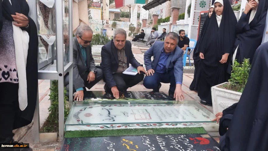 ادای احترام رئیس کانون های بسیج اساتید دانشگاه های فرهنگیان کشور به مقام سپهبد شهید سلیمانی 2