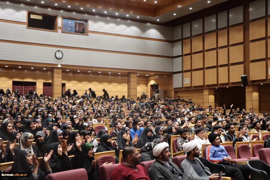 شبی خاطره انگیز همراه با دانشجو معلمان شرکت کننده اردوی راهیان مقاومت در دانشگاه فرهنگیان کرمان 4