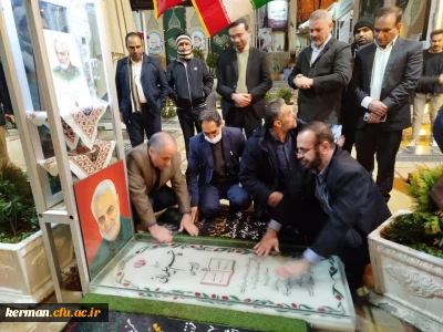 ادای احترام شرکت کنندگان دردومین همایش ملی «آموزه های تربیت در مکتب شهیدسلیمانی»به مقام شامخ سردار شهید حاج قاسم سلیمانی 