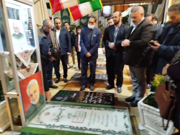 ادای احترام شرکت کنندگان دردومین همایش ملی «آموزه های تربیت در مکتب شهیدسلیمانی»به مقام شامخ سردار شهید حاج قاسم سلیمانی  3