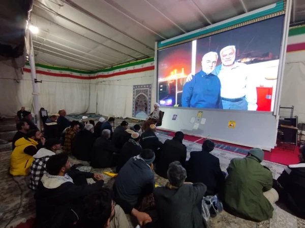 ادای احترام شرکت کنندگان دردومین همایش ملی «آموزه های تربیت در مکتب شهیدسلیمانی»به مقام شامخ سردار شهید حاج قاسم سلیمانی  4