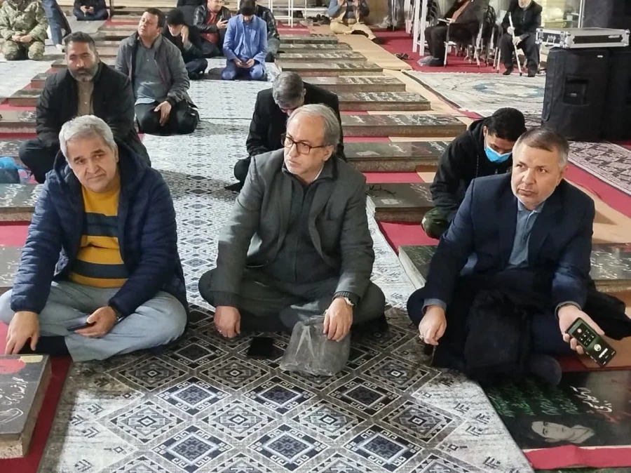 ادای احترام شرکت کنندگان دردومین همایش ملی «آموزه های تربیت در مکتب شهیدسلیمانی»به مقام شامخ سردار شهید حاج قاسم سلیمانی  5