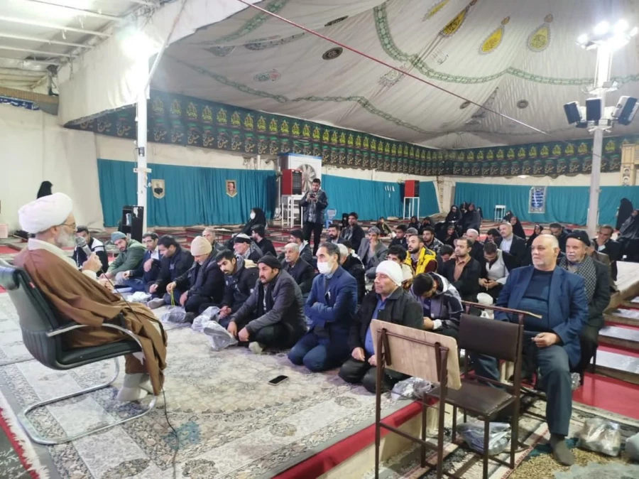 ادای احترام شرکت کنندگان دردومین همایش ملی «آموزه های تربیت در مکتب شهیدسلیمانی»به مقام شامخ سردار شهید حاج قاسم سلیمانی  7