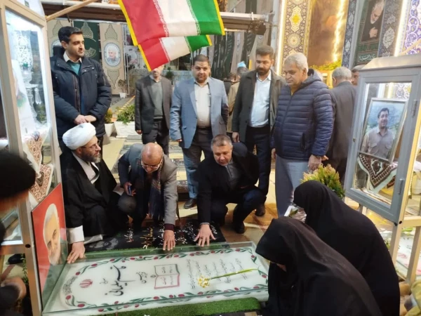 ادای احترام شرکت کنندگان دردومین همایش ملی «آموزه های تربیت در مکتب شهیدسلیمانی»به مقام شامخ سردار شهید حاج قاسم سلیمانی  8