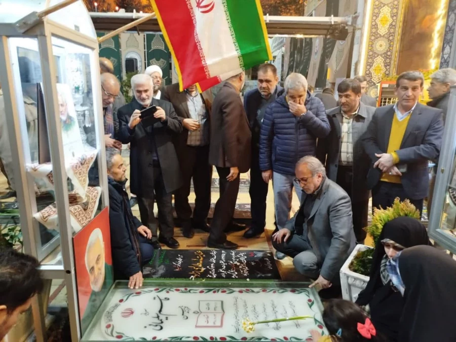 ادای احترام شرکت کنندگان دردومین همایش ملی «آموزه های تربیت در مکتب شهیدسلیمانی»به مقام شامخ سردار شهید حاج قاسم سلیمانی  9