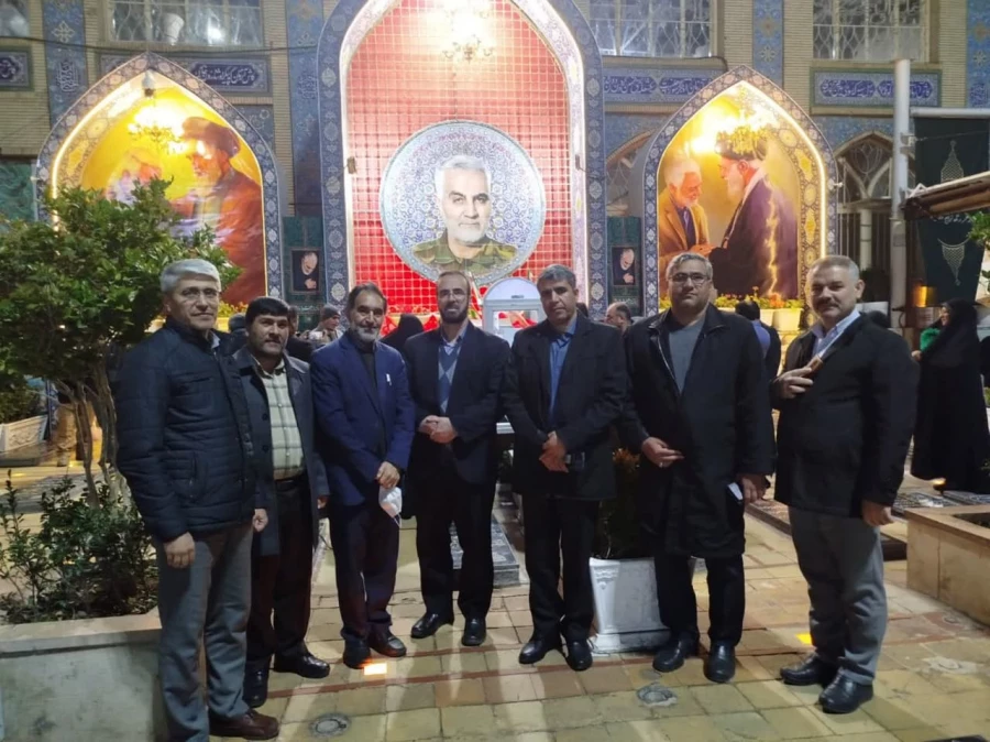 ادای احترام شرکت کنندگان دردومین همایش ملی «آموزه های تربیت در مکتب شهیدسلیمانی»به مقام شامخ سردار شهید حاج قاسم سلیمانی  10