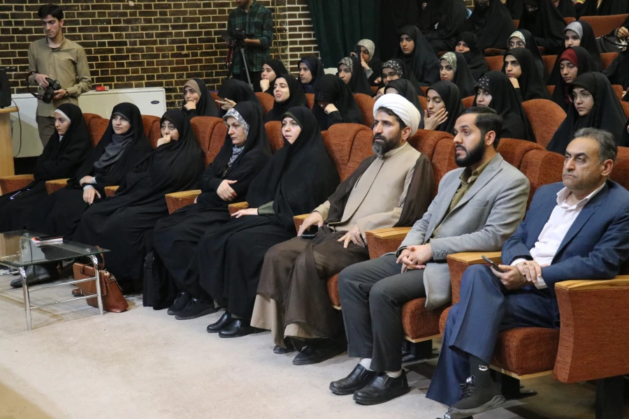 روایت دیدار حجت الاسلام قرائتی با دانشجومعلمان کزمانی در هوای بارانی 11