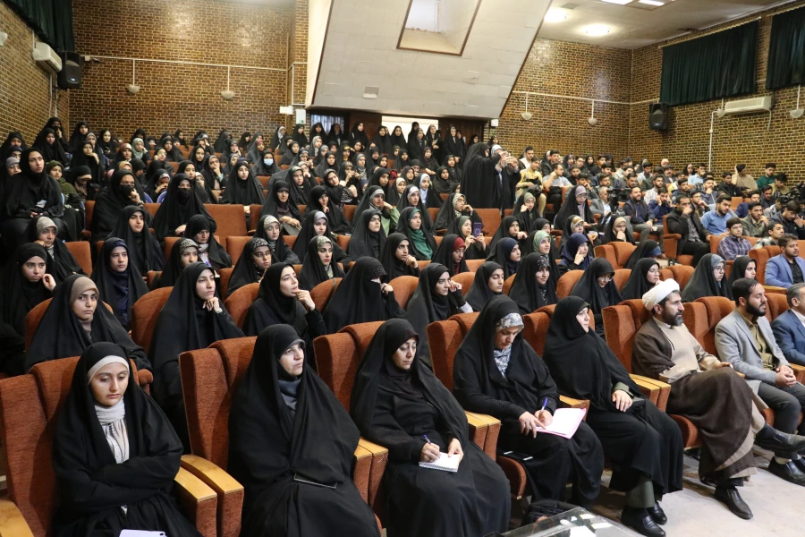 روایت دیدار حجت الاسلام قرائتی با دانشجومعلمان کزمانی در هوای بارانی 12