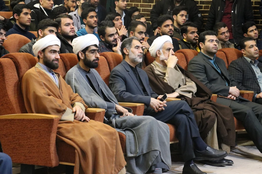 روایت دیدار حجت الاسلام قرائتی با دانشجومعلمان کزمانی در هوای بارانی 13