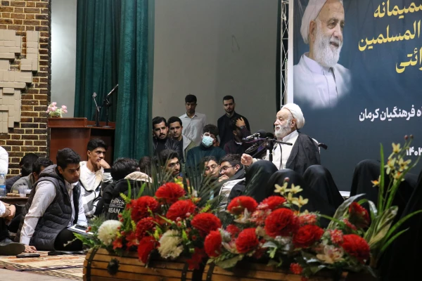 روایت دیدار حجت الاسلام قرائتی با دانشجومعلمان کزمانی در هوای بارانی 16