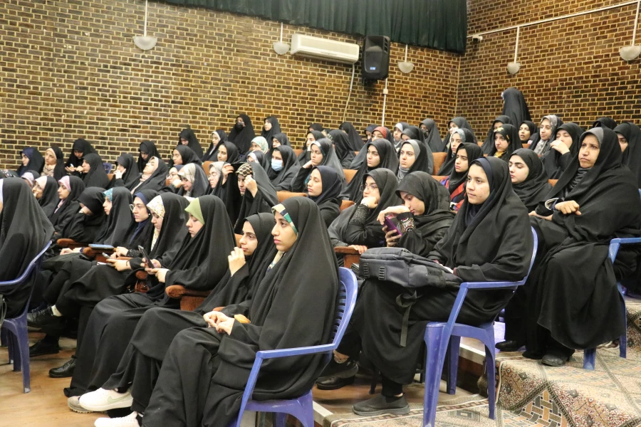 روایت دیدار حجت الاسلام قرائتی با دانشجومعلمان کزمانی در هوای بارانی 17