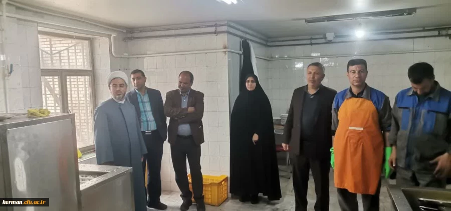 بازدید معاون هماهنگی وجمعی از مسؤلین دانشگاه فرهنگیان کرمان از آشپزخانه مرکزی دانشگاه 

 2