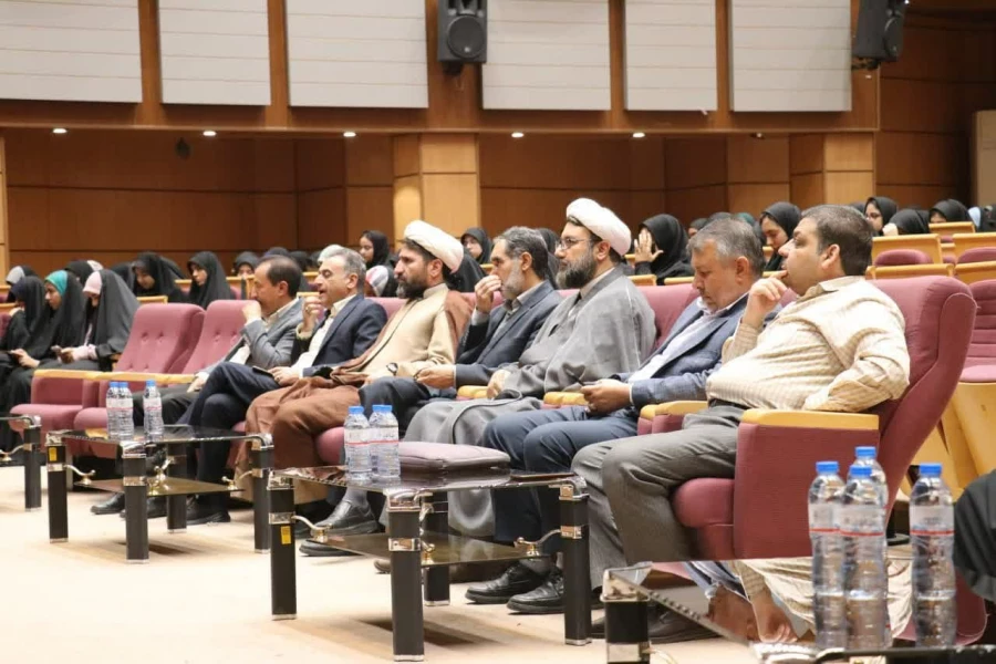  برگزاری نشست بصیرتی "شناخت جریانات انحراف دینی" در دانشگاه فرهنگیان کرمان 
 3