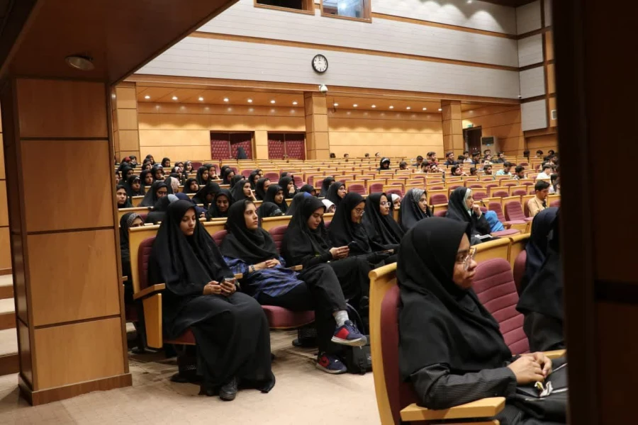  برگزاری نشست بصیرتی "شناخت جریانات انحراف دینی" در دانشگاه فرهنگیان کرمان 
 4