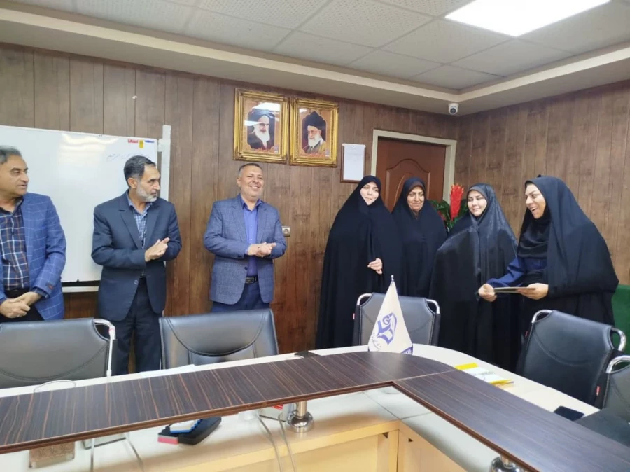 تقدیر از کارشناسان و سرپرستان خوابگاههای دانشجویی به مناسبت هفته سراهای دانشجویی

 3