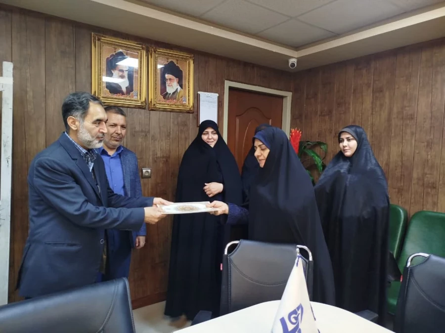 تقدیر از کارشناسان و سرپرستان خوابگاههای دانشجویی به مناسبت هفته سراهای دانشجویی

 4