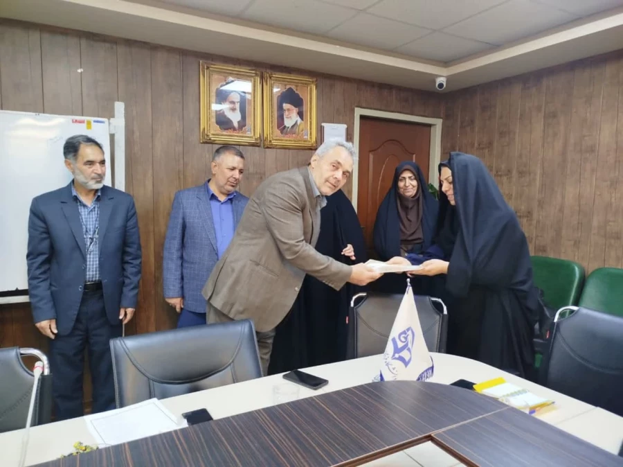 تقدیر از کارشناسان و سرپرستان خوابگاههای دانشجویی به مناسبت هفته سراهای دانشجویی

 5