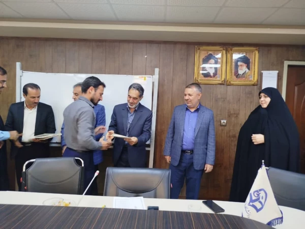 تقدیر از کارشناسان و سرپرستان خوابگاههای دانشجویی به مناسبت هفته سراهای دانشجویی

 6