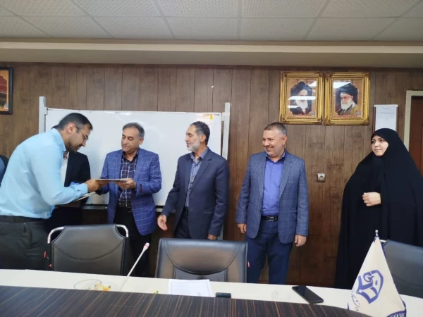 تقدیر از کارشناسان و سرپرستان خوابگاههای دانشجویی به مناسبت هفته سراهای دانشجویی

 7