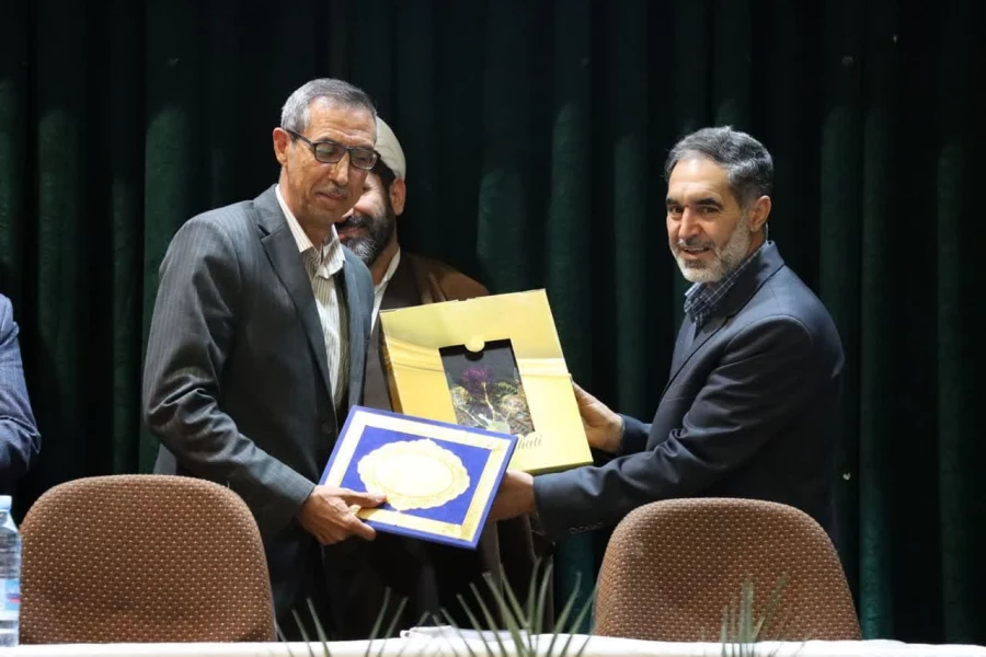 نشست صمیمی اساتید و اعضای هیأت علمی با مسئولین دانشگاه بمناسبت بزرگداشت مقام معلم و دهه سرآمدی آموزش 4