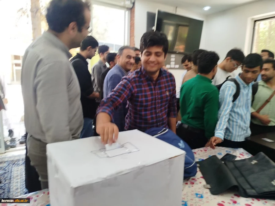 بازدید رئیس دانشگاه فرهنگیان استان کرمان از روند برگزاری انتخابات شورای صنفی،رفاهی پردیس خواجه نصیرالدین طوسی  2