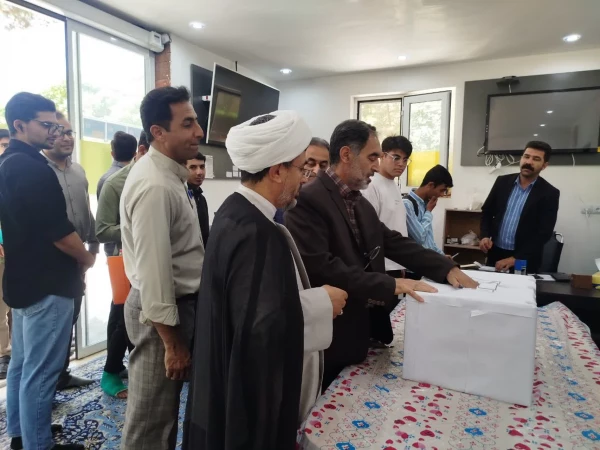 بازدید رئیس دانشگاه فرهنگیان استان کرمان از روند برگزاری انتخابات شورای صنفی،رفاهی پردیس خواجه نصیرالدین طوسی  5