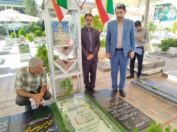 ادای احترام معاون فرهنگی و اجتماعی دانشگاه فرهنگیان کشور به مقام شهید حاج قاسم سلیمانی 2