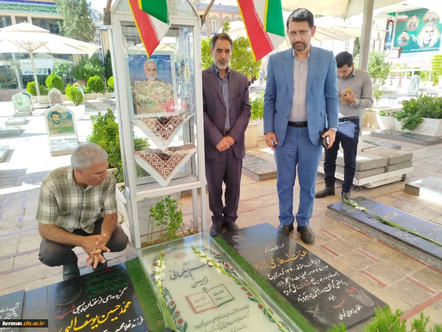 ادای احترام معاون فرهنگی و اجتماعی دانشگاه فرهنگیان کشور به مقام شهید حاج قاسم سلیمانی 2