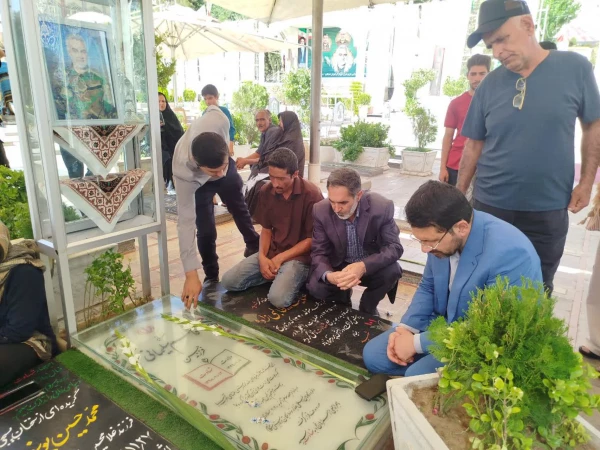 ادای احترام معاون فرهنگی و اجتماعی دانشگاه فرهنگیان کشور به مقام شهید حاج قاسم سلیمانی 4