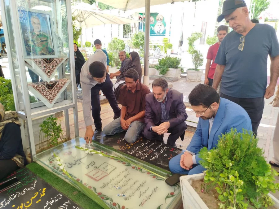 ادای احترام معاون فرهنگی و اجتماعی دانشگاه فرهنگیان کشور به مقام شهید حاج قاسم سلیمانی 4