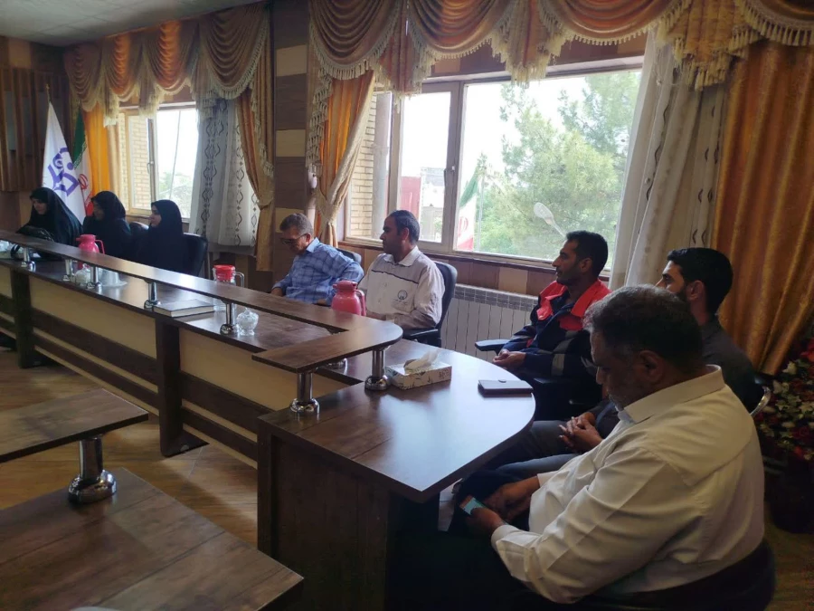 نشست صمیمی رئیس دانشگاه فرهنگیان استان با عوامل سلف سرویس و آشپزخانه 5