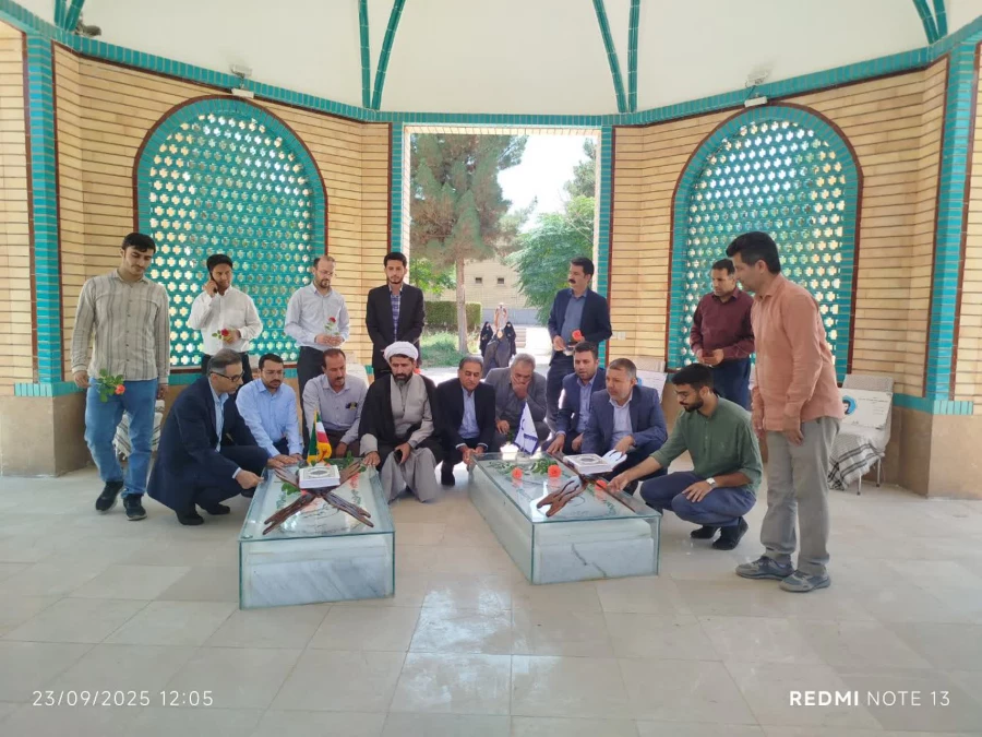 ادای احترام رئیس وکارکنان دانشگاه فرهنگیان استان کرمان به مقام شامخ شهداء به مناسبت هفته دفاع مقدس 3