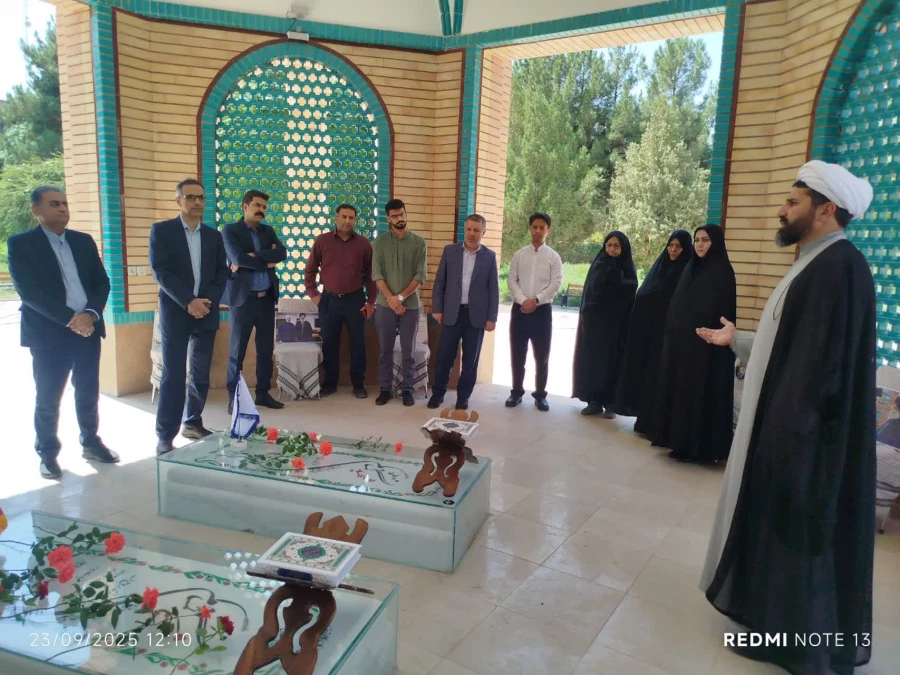 ادای احترام رئیس وکارکنان دانشگاه فرهنگیان استان کرمان به مقام شامخ شهداء به مناسبت هفته دفاع مقدس 4