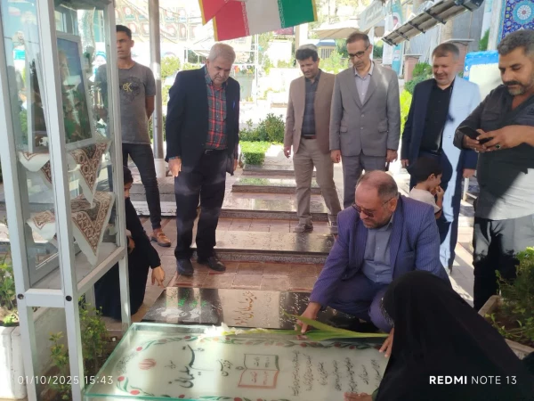 ادای احترام رئیس بسیج اساتید دانشگاه فرهنگیان کشور به مقام شهید حاج قاسم سلیمانی 2