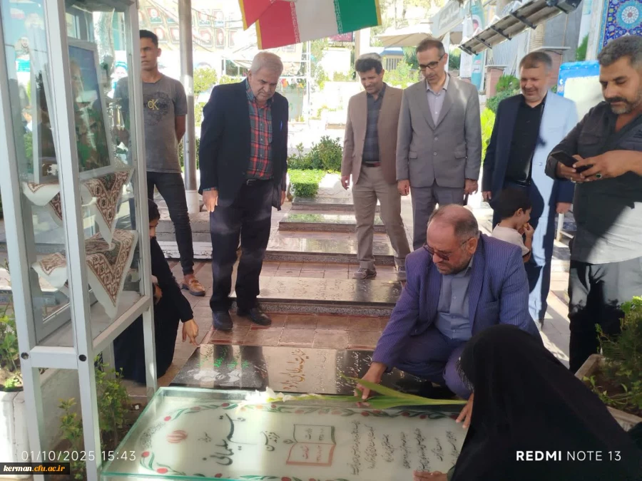 ادای احترام رئیس بسیج اساتید دانشگاه فرهنگیان کشور به مقام شهید حاج قاسم سلیمانی 2