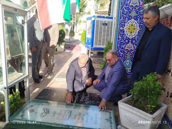 ادای احترام رئیس بسیج اساتید دانشگاه فرهنگیان کشور به مقام شهید حاج قاسم سلیمانی 3